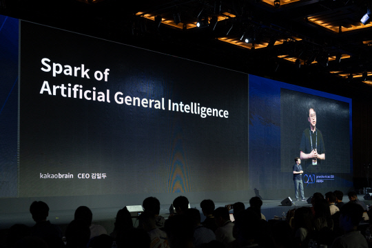 김일두 카카오브레인 대표가 GAA 2023에서 생성형AI 트렌드에 대해 소개하고 있다. 뤼튼테크놀로지스 제공